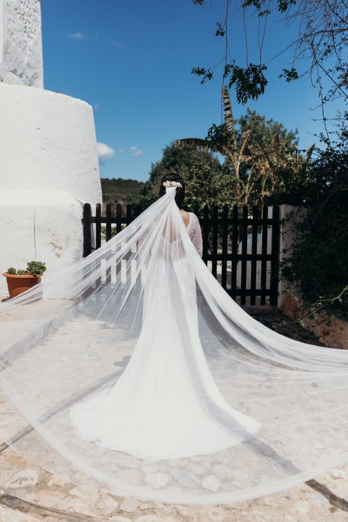 Raquel con vestido L'AVETIS en su boda en Ibiza