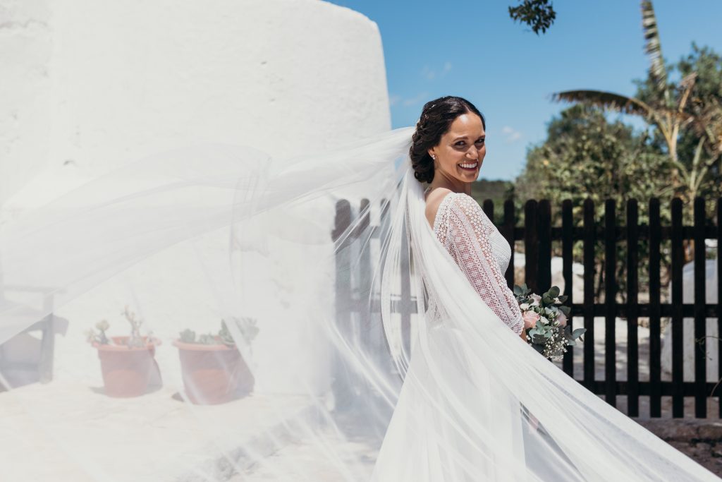 Raquel con vestido L'AVETIS en su boda en Ibiza